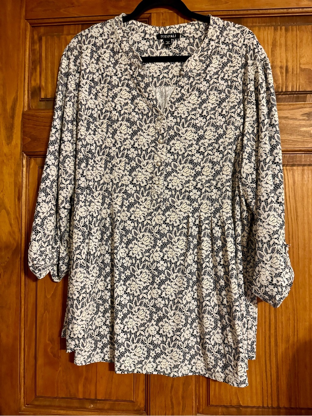 3X women’s Roz & Ali Black & White floral lace look blouse. EUC 3/4 pearl button